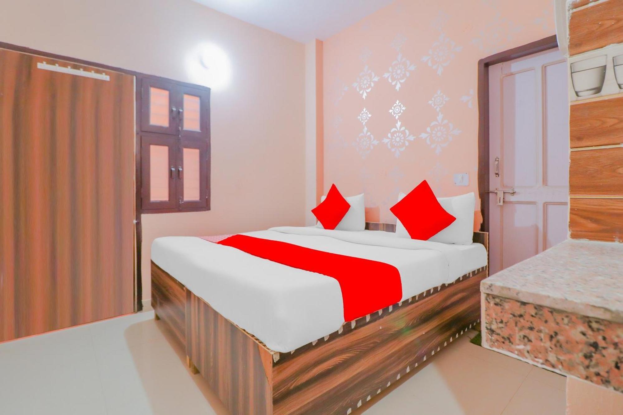 Hotel O Bhardwaj Guest House Garhi Harsaru Bagian luar foto