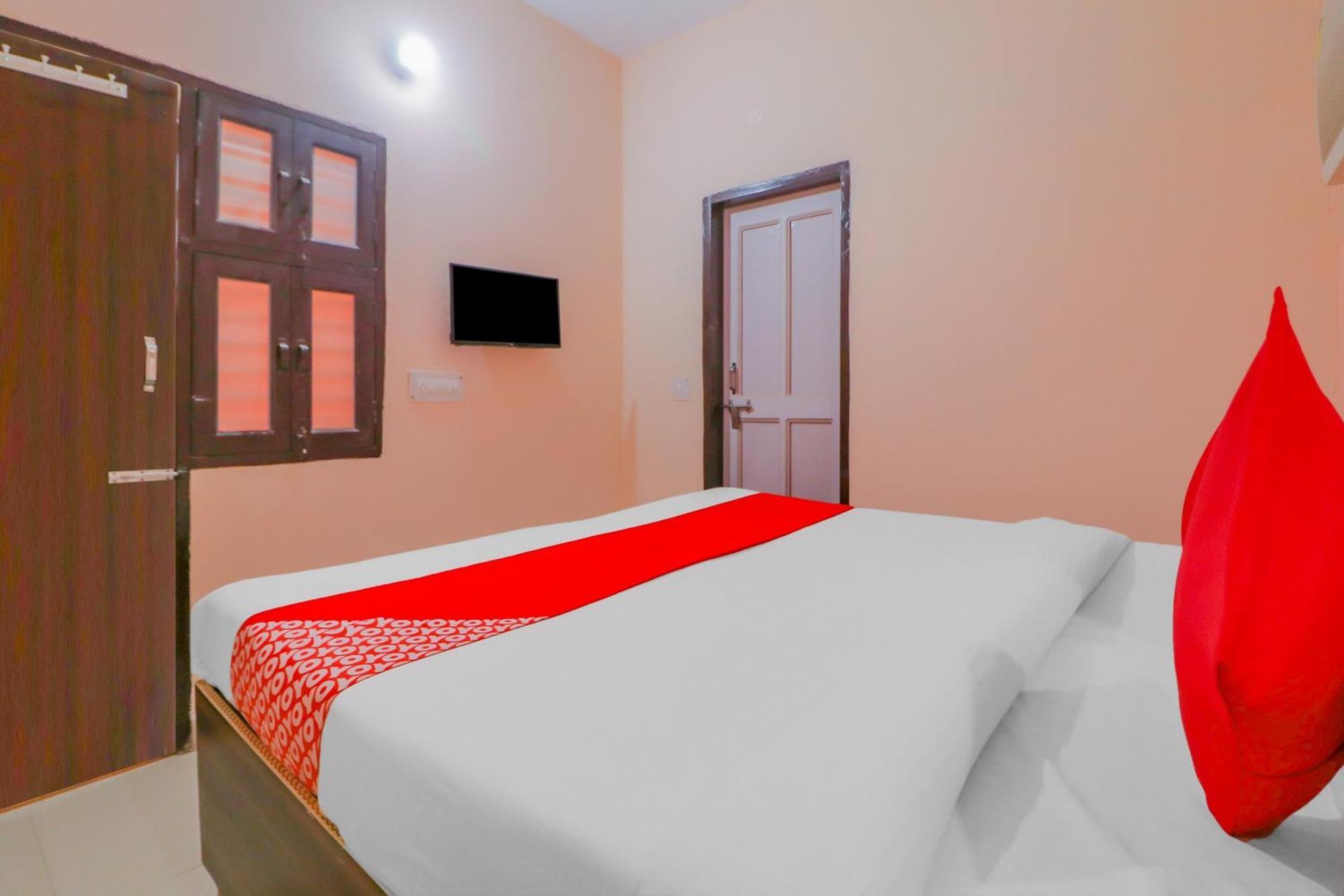 Hotel O Bhardwaj Guest House Garhi Harsaru Bagian luar foto