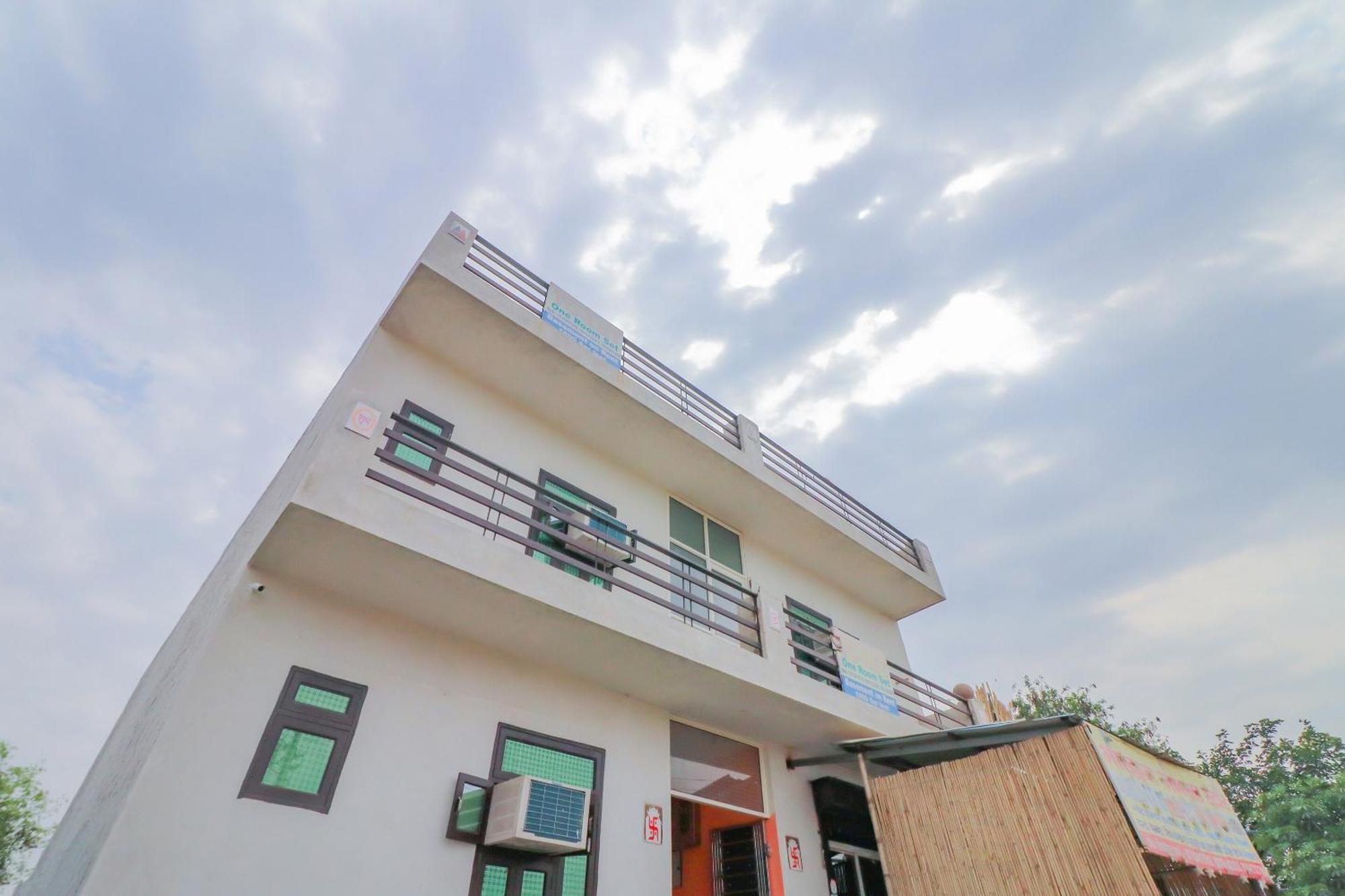 Hotel O Bhardwaj Guest House Garhi Harsaru Bagian luar foto
