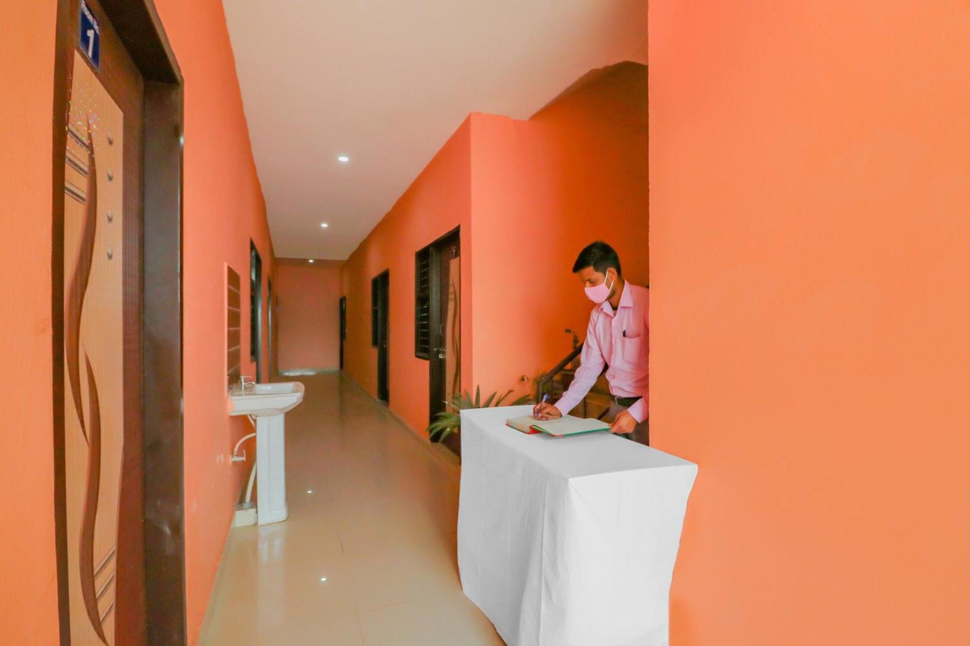 Hotel O Bhardwaj Guest House Garhi Harsaru Bagian luar foto